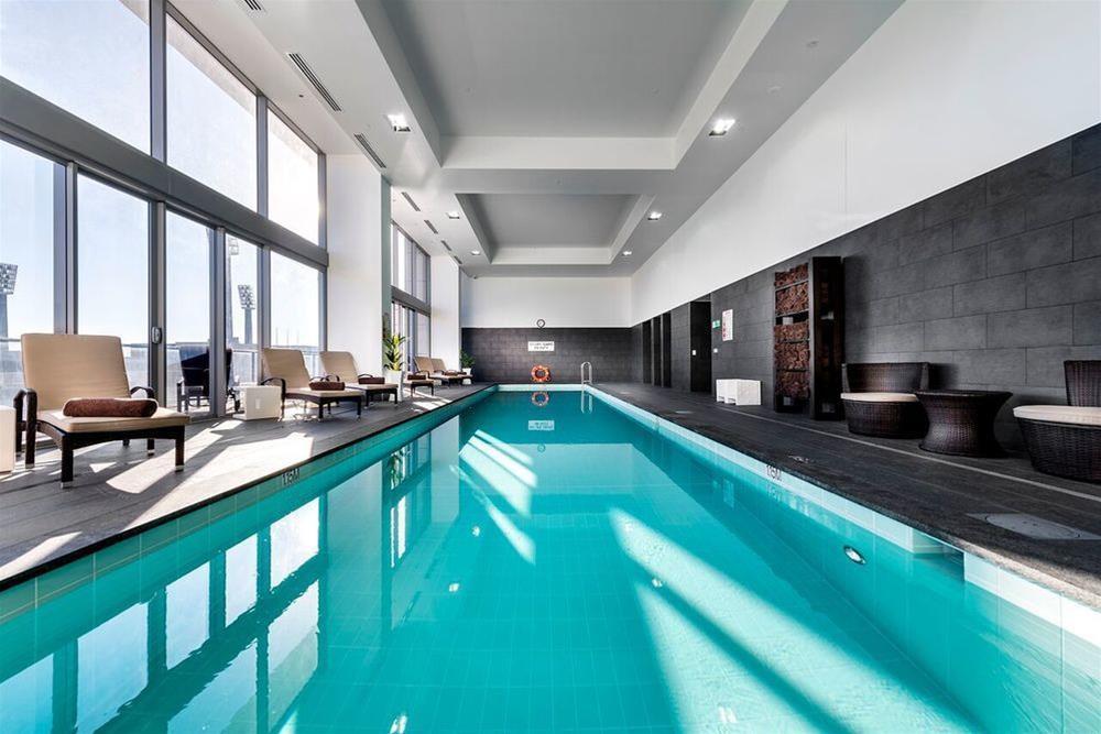 เฟรเซอร์สวีทส์ เพิร์ธ Aparthotel เพิร์ท ภายนอก รูปภาพ The pool at the 25th floor