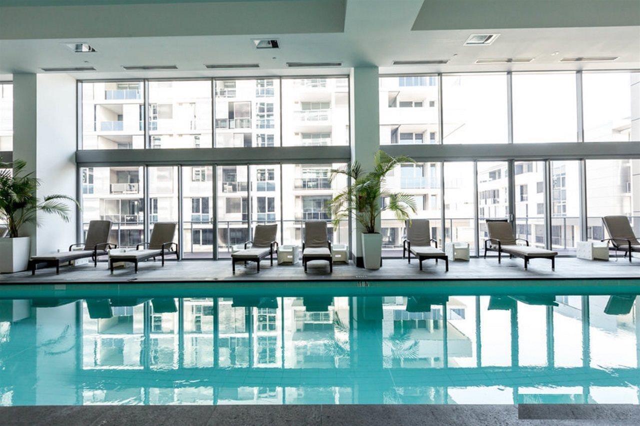 เฟรเซอร์สวีทส์ เพิร์ธ Aparthotel เพิร์ท ภายนอก รูปภาพ The pool at the hotel