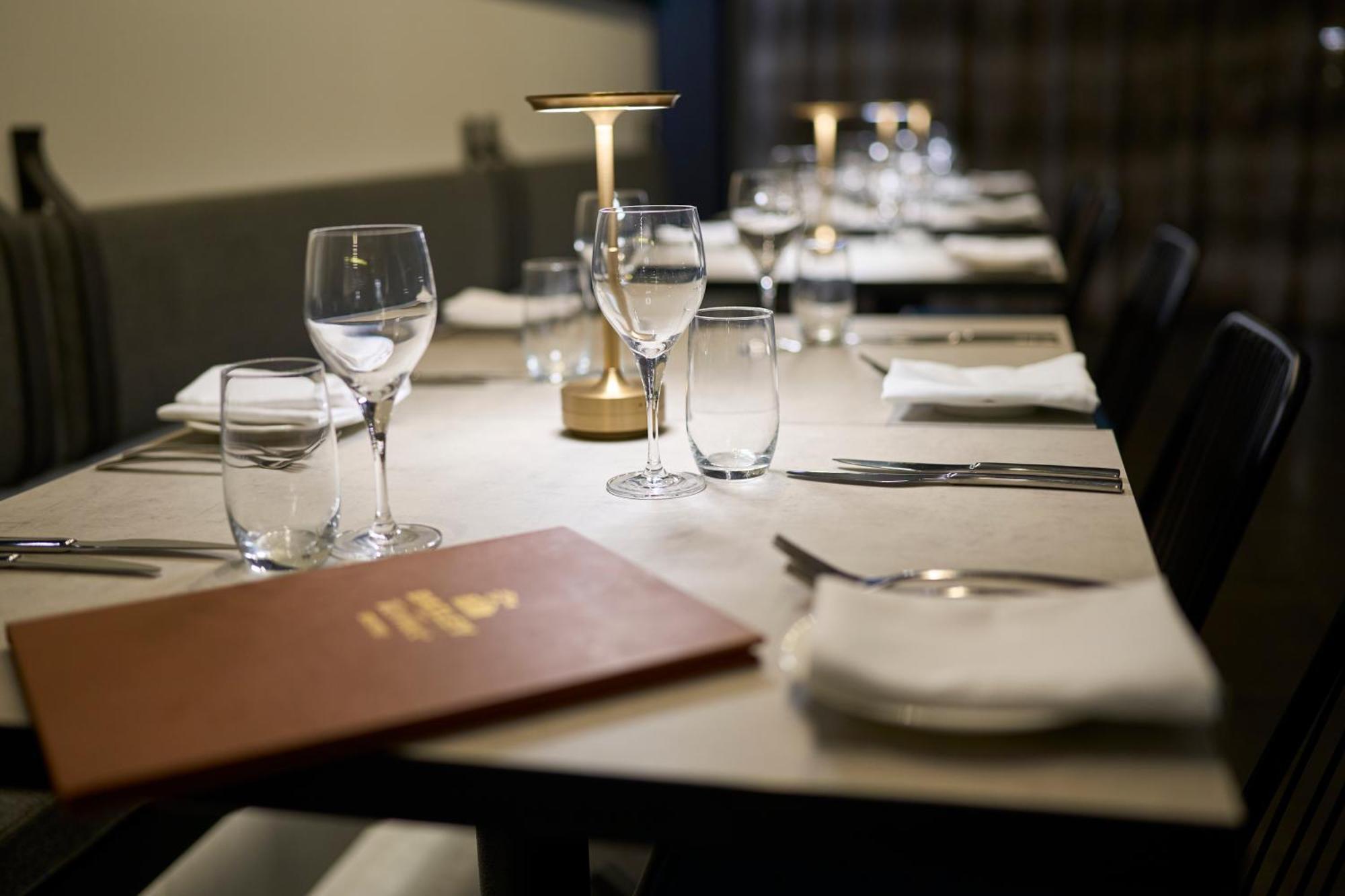 เฟรเซอร์สวีทส์ เพิร์ธ Aparthotel เพิร์ท ภายนอก รูปภาพ Interior of the restaurant