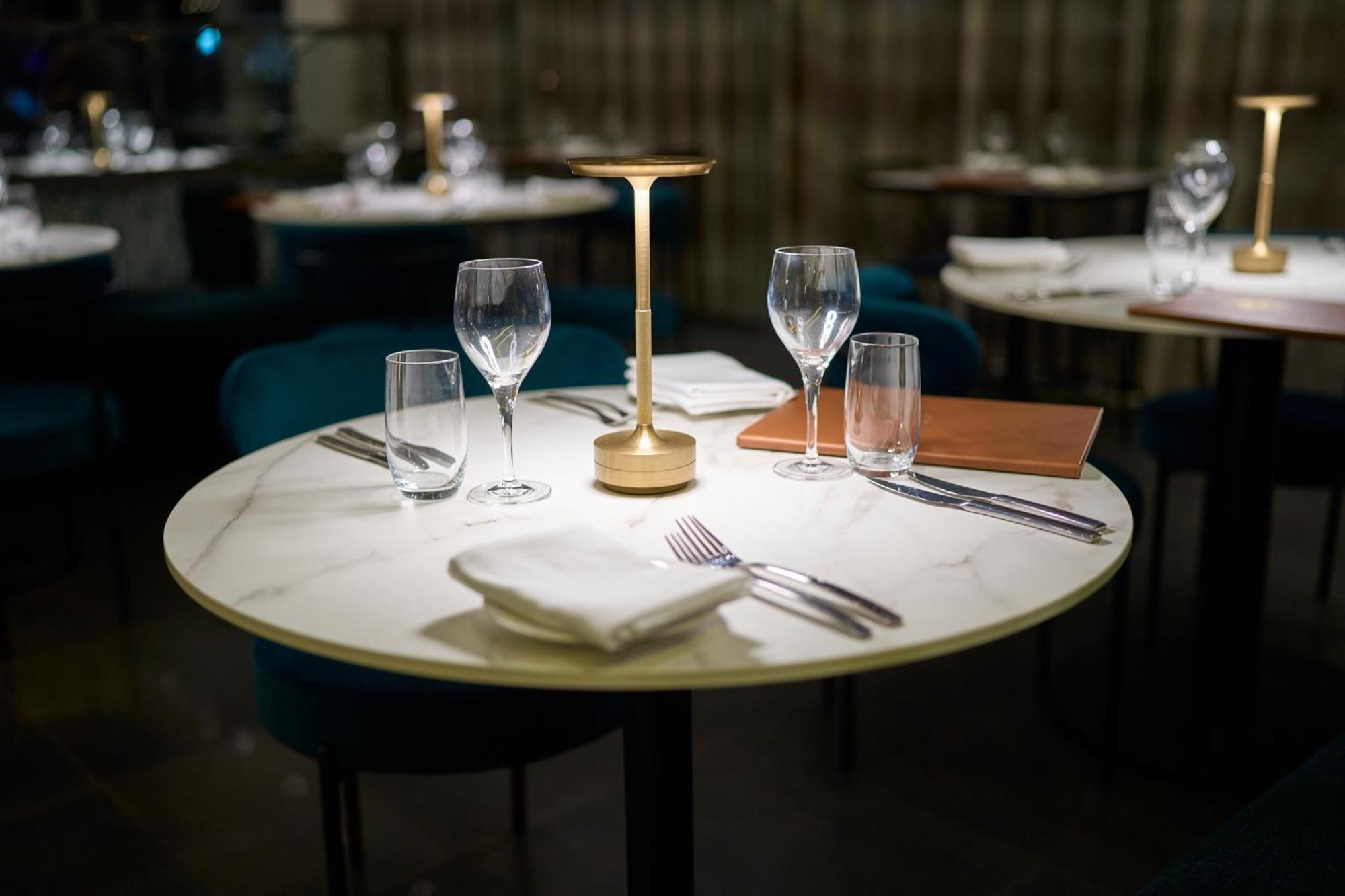 เฟรเซอร์สวีทส์ เพิร์ธ Aparthotel เพิร์ท ภายนอก รูปภาพ A table at the restaurant