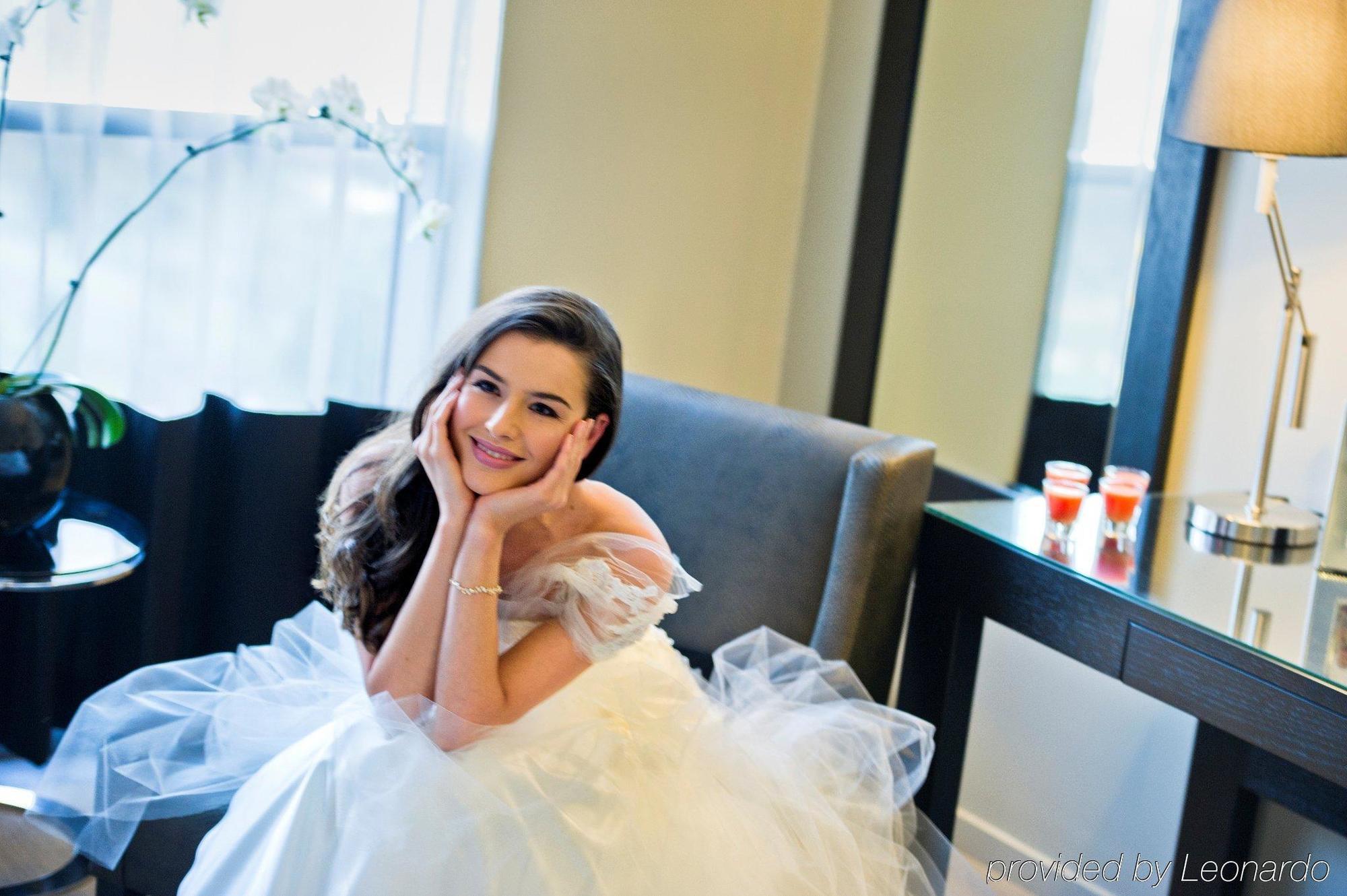 เฟรเซอร์สวีทส์ เพิร์ธ Aparthotel เพิร์ท ภายนอก รูปภาพ A bride in a wedding dress