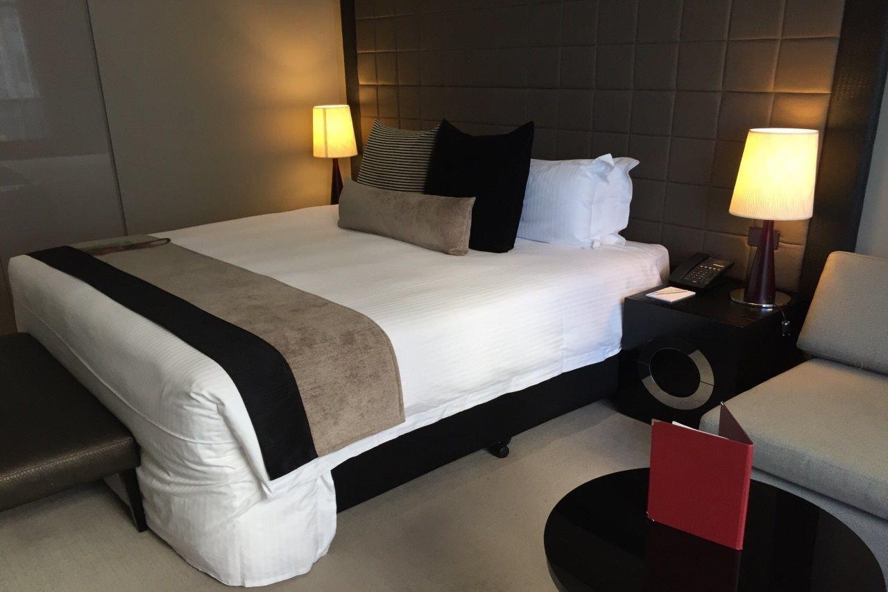 เฟรเซอร์สวีทส์ เพิร์ธ Aparthotel เพิร์ท ภายนอก รูปภาพ A bed in a hotel room