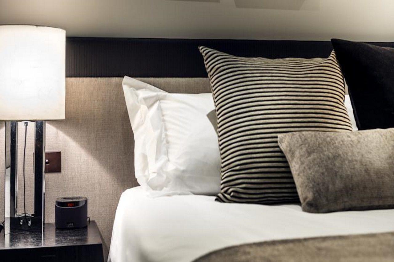 เฟรเซอร์สวีทส์ เพิร์ธ Aparthotel เพิร์ท ภายนอก รูปภาพ A bed with pillows