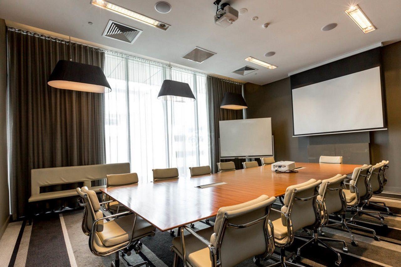เฟรเซอร์สวีทส์ เพิร์ธ Aparthotel เพิร์ท ภายนอก รูปภาพ A meeting room