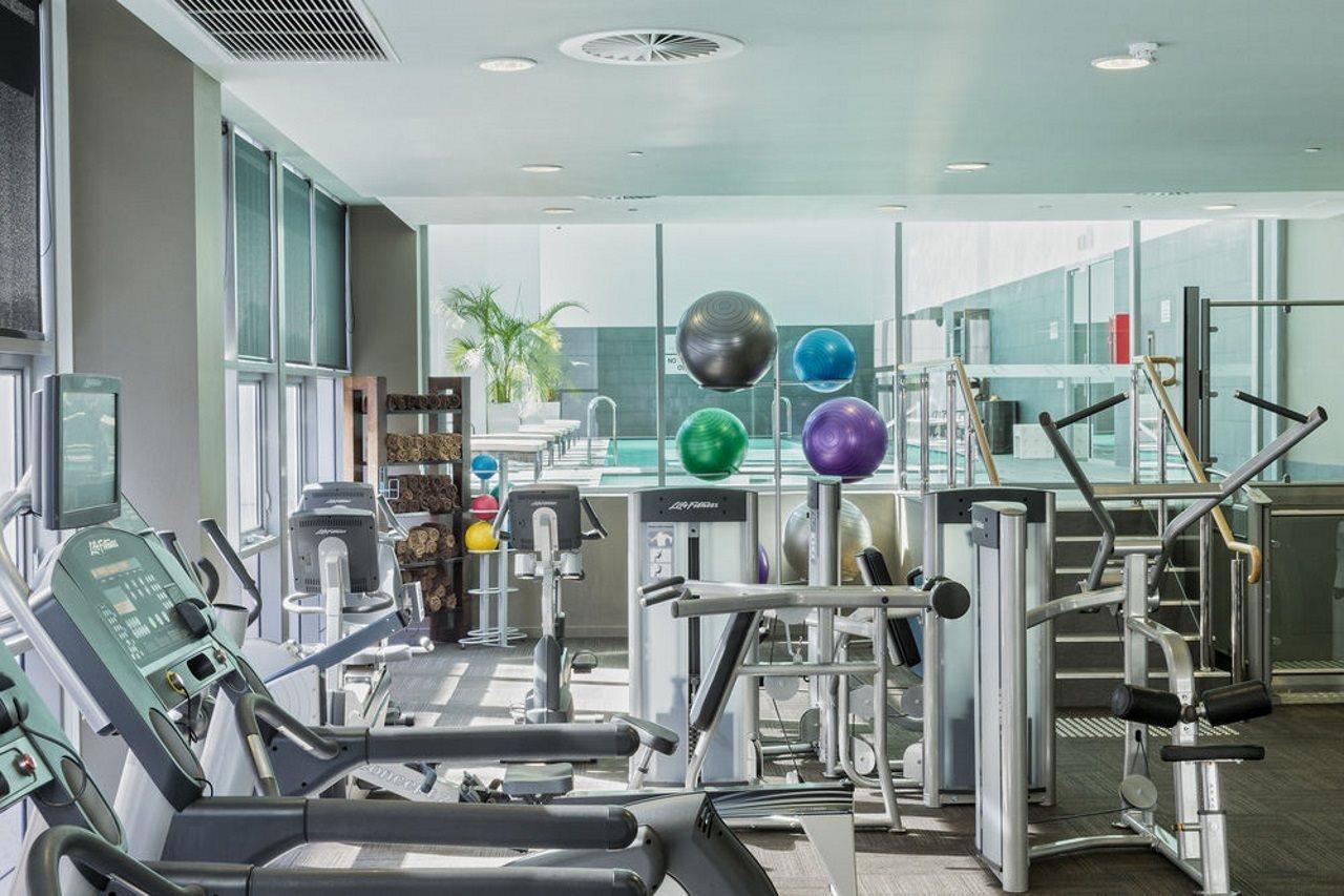 เฟรเซอร์สวีทส์ เพิร์ธ Aparthotel เพิร์ท ภายนอก รูปภาพ A gym in a hotel