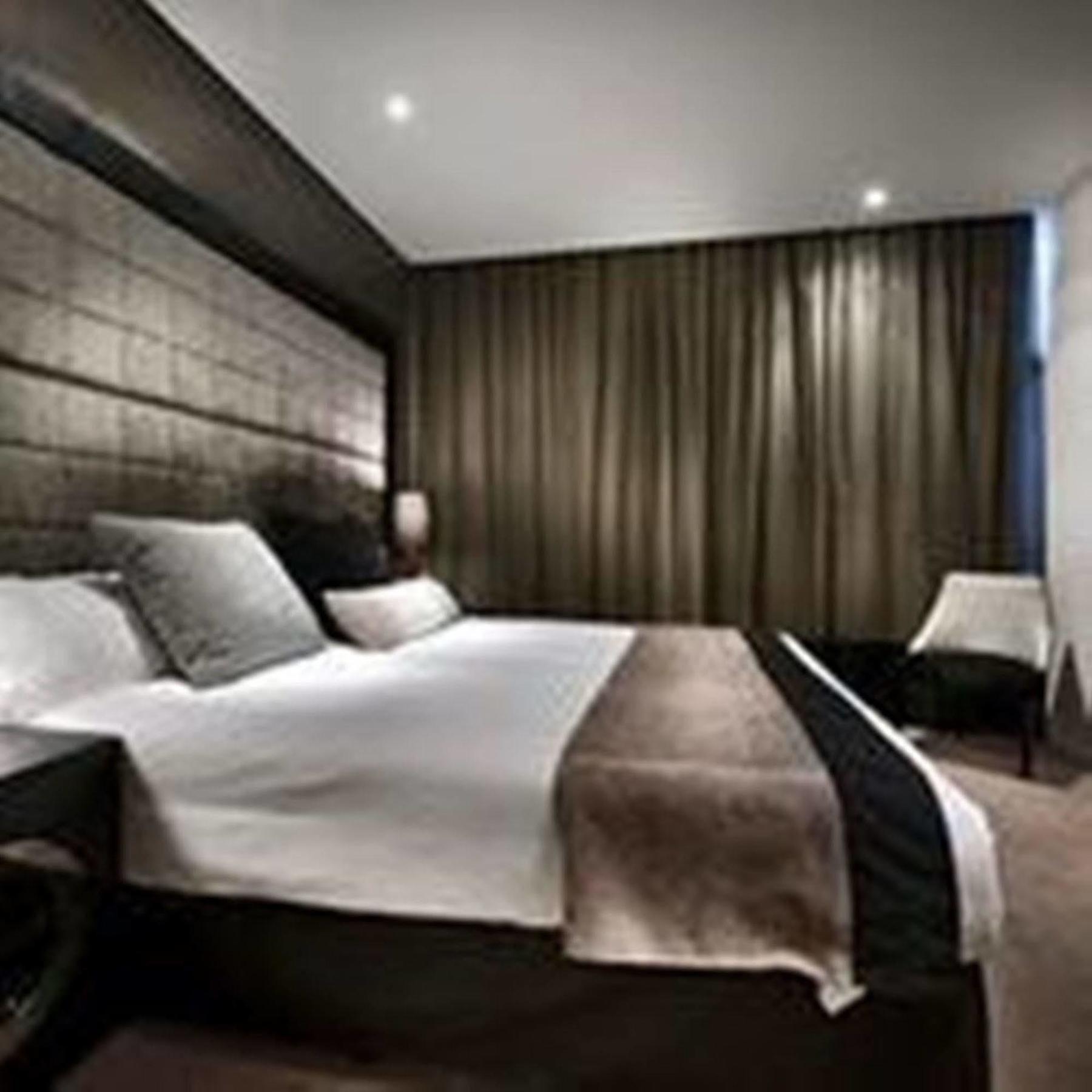 เฟรเซอร์สวีทส์ เพิร์ธ Aparthotel เพิร์ท ภายนอก รูปภาพ A bedroom in the hotel