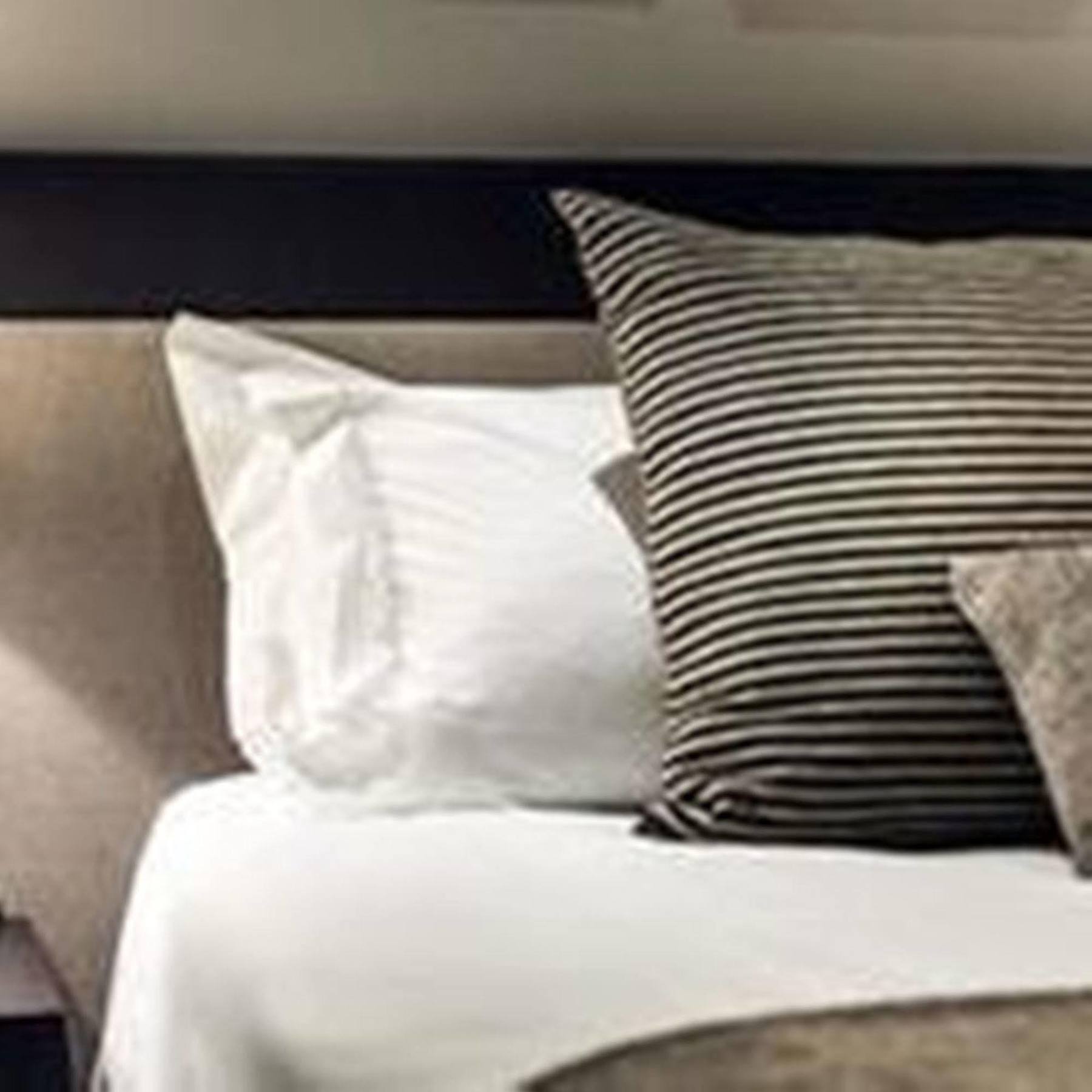 เฟรเซอร์สวีทส์ เพิร์ธ Aparthotel เพิร์ท ภายนอก รูปภาพ A striped cushion