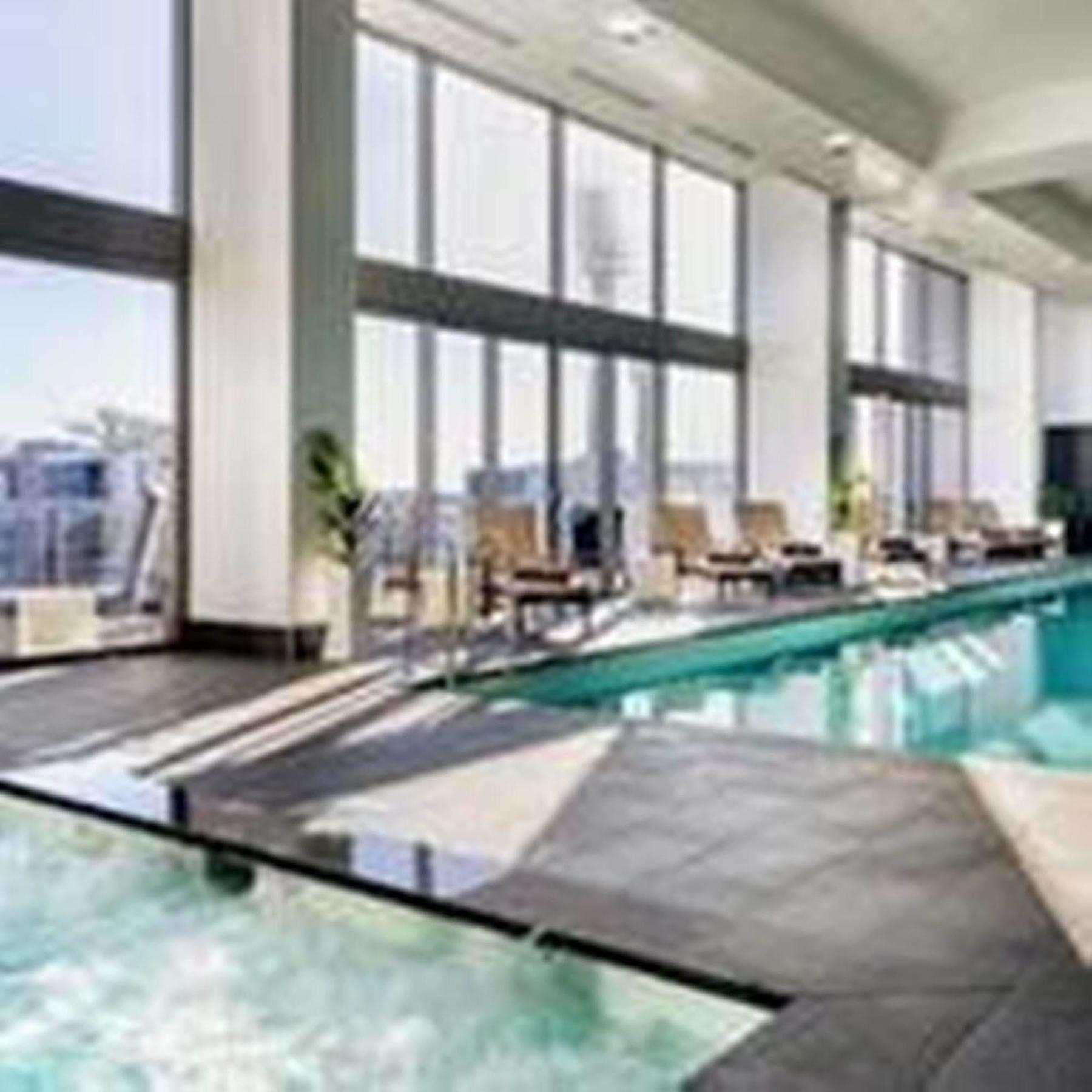 เฟรเซอร์สวีทส์ เพิร์ธ Aparthotel เพิร์ท ภายนอก รูปภาพ The pool at the 1018