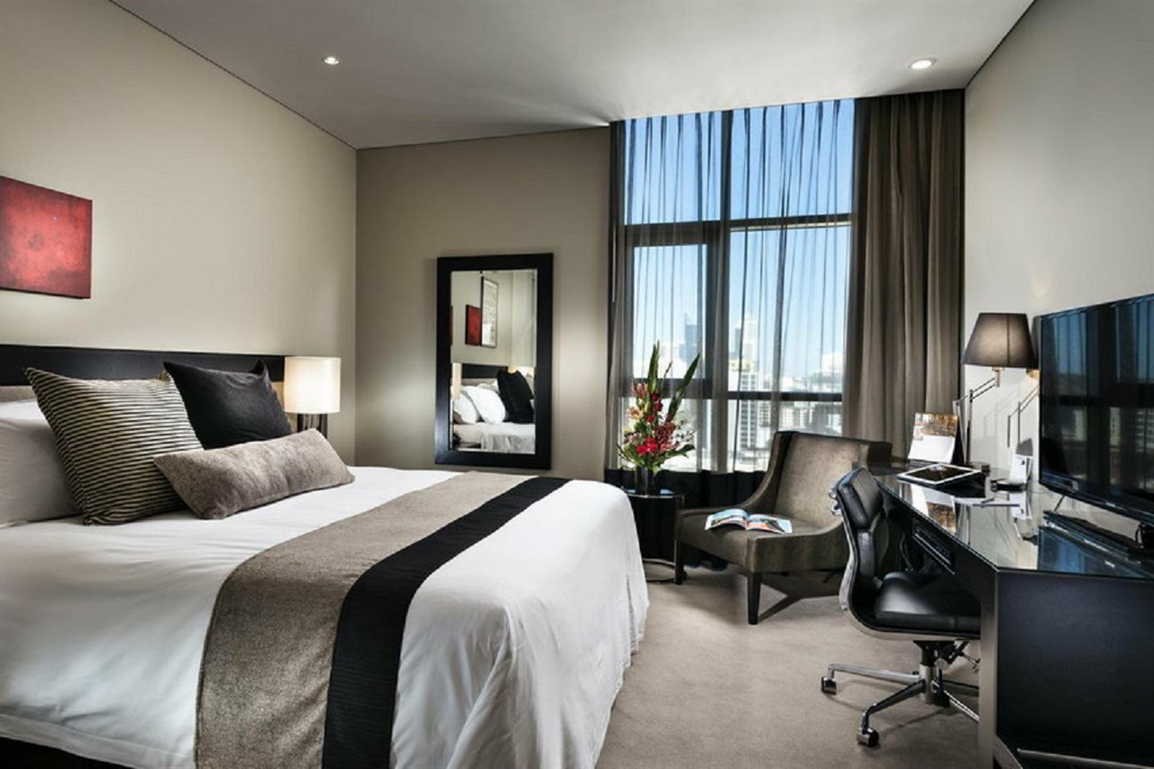 เฟรเซอร์สวีทส์ เพิร์ธ Aparthotel เพิร์ท ภายนอก รูปภาพ A room at the Crowne Plaza Hotel, Adelaide